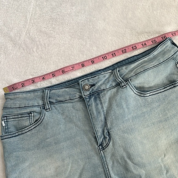 Judy Blue Women's Mid‎ Rise Funky Hippie Destroyed Hem Stretch Jean Shorts 1X - Picture 4 of 7